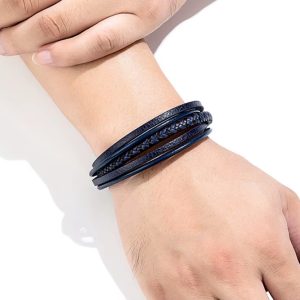 ✔ Diseño multifilas con trenzados únicos: mezcla de texturas que dan un acabado sofisticado y contemporáneo. ✔ Cierre magnético seguro y cómodo: fácil de poner y quitar, sin comprometer la seguridad. ✔ Materiales duraderos: resistentes al uso diario, manteniendo su estilo con el tiempo. ✔ Ligera y cómoda: con un peso perfecto (20 g) para usarla todo el día. ✔ Tamaño ideal: 21 cm de largo x 2.5 cm de ancho, pensado para adaptarse a diferentes estilos y tamaños de muñeca.