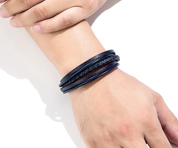 ✔ Diseño multifilas con trenzados únicos: mezcla de texturas que dan un acabado sofisticado y contemporáneo. ✔ Cierre magnético seguro y cómodo: fácil de poner y quitar, sin comprometer la seguridad. ✔ Materiales duraderos: resistentes al uso diario, manteniendo su estilo con el tiempo. ✔ Ligera y cómoda: con un peso perfecto (20 g) para usarla todo el día. ✔ Tamaño ideal: 21 cm de largo x 2.5 cm de ancho, pensado para adaptarse a diferentes estilos y tamaños de muñeca.
