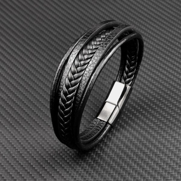 ✔ Diseño multifilas con trenzados únicos: mezcla de texturas que dan un acabado sofisticado y contemporáneo. ✔ Cierre magnético seguro y cómodo: fácil de poner y quitar, sin comprometer la seguridad. ✔ Materiales duraderos: resistentes al uso diario, manteniendo su estilo con el tiempo. ✔ Ligera y cómoda: con un peso perfecto (20 g) para usarla todo el día. ✔ Tamaño ideal: 21 cm de largo x 2.5 cm de ancho, pensado para adaptarse a diferentes estilos y tamaños de muñeca.