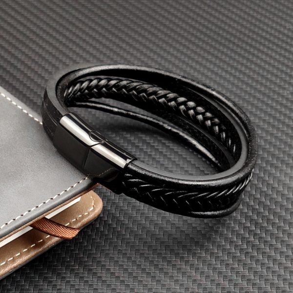✔ Diseño multifilas con trenzados únicos: mezcla de texturas que dan un acabado sofisticado y contemporáneo. ✔ Cierre magnético seguro y cómodo: fácil de poner y quitar, sin comprometer la seguridad. ✔ Materiales duraderos: resistentes al uso diario, manteniendo su estilo con el tiempo. ✔ Ligera y cómoda: con un peso perfecto (20 g) para usarla todo el día. ✔ Tamaño ideal: 21 cm de largo x 2.5 cm de ancho, pensado para adaptarse a diferentes estilos y tamaños de muñeca.