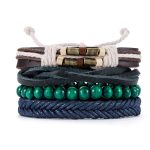 Este set de pulseras trenzadas y de cuentas mezcla tonos azul, verde y marrón con detalles en cuero y acabado artesanal que le dan un look auténtico, moderno y versátil.