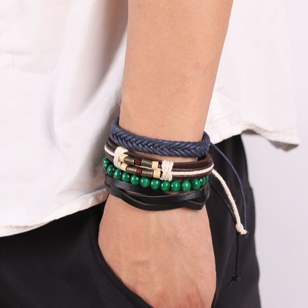 Este set de pulseras trenzadas y de cuentas mezcla tonos azul, verde y marrón con detalles en cuero y acabado artesanal que le dan un look auténtico, moderno y versátil.