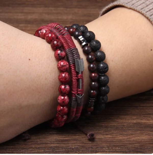 Eleva tu look con este set exclusivo de 4 pulseras que combinan carácter, energía y masculinidad en cada detalle. Incluye: ✔ Pulseras de piedras naturales en tonos rojo intenso y negro volcánico