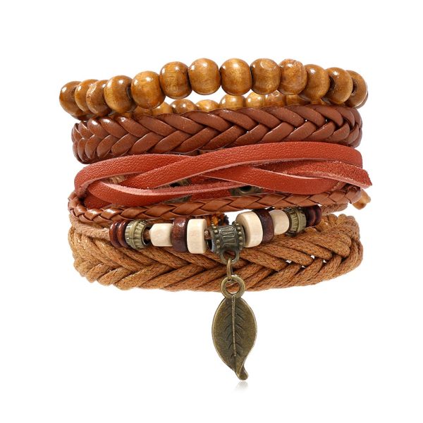 Dale vida a tu outfit con esta pulsera hecha a mano, que combina cuero trenzado, hilos suaves y cuentas naturales en tonos café ☕✨. Un accesorio único que aporta personalidad y textura a tu look diario