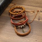 Dale vida a tu outfit con esta pulsera hecha a mano, que combina cuero trenzado, hilos suaves y cuentas naturales en tonos café ☕✨. Un accesorio único que aporta personalidad y textura a tu look diario