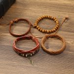 Dale vida a tu outfit con esta pulsera hecha a mano, que combina cuero trenzado, hilos suaves y cuentas naturales en tonos café ☕✨. Un accesorio único que aporta personalidad y textura a tu look diario