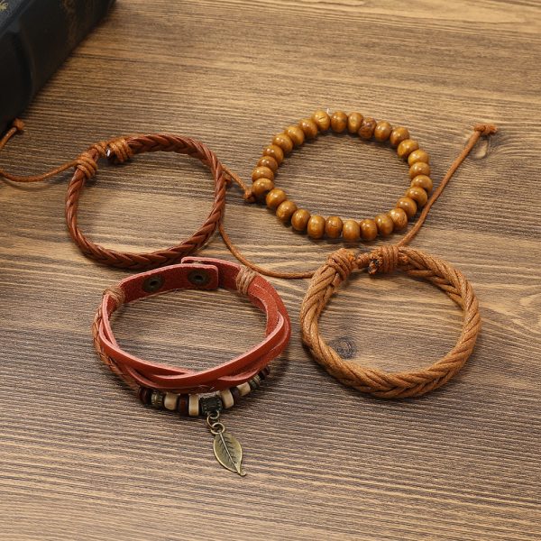 Dale vida a tu outfit con esta pulsera hecha a mano, que combina cuero trenzado, hilos suaves y cuentas naturales en tonos café ☕✨. Un accesorio único que aporta personalidad y textura a tu look diario