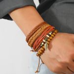Dale vida a tu outfit con esta pulsera hecha a mano, que combina cuero trenzado, hilos suaves y cuentas naturales en tonos café ☕✨. Un accesorio único que aporta personalidad y textura a tu look diario