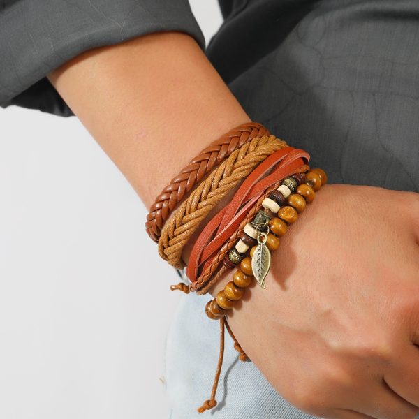 Dale vida a tu outfit con esta pulsera hecha a mano, que combina cuero trenzado, hilos suaves y cuentas naturales en tonos café ☕✨. Un accesorio único que aporta personalidad y textura a tu look diario