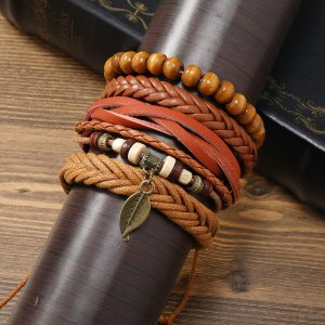 Dale vida a tu outfit con esta pulsera hecha a mano, que combina cuero trenzado, hilos suaves y cuentas naturales en tonos café ☕✨. Un accesorio único que aporta personalidad y textura a tu look diario