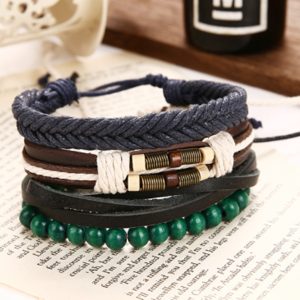 Dale vida a tu outfit con esta pulsera única, elaborada con cuero auténtico, cuentas verdes de madera y hilos tejidos trenzados en azul, blanco y marrón.