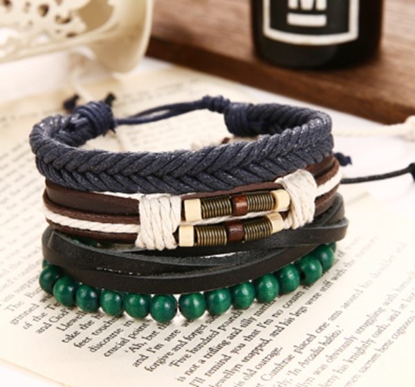 Dale vida a tu outfit con esta pulsera única, elaborada con cuero auténtico, cuentas verdes de madera y hilos tejidos trenzados en azul, blanco y marrón.