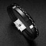 Presentamos nuestra pulsera moderna de cuero con detalles metálicos, disponible en negro clásico y platado elegante — perfecta para quienes buscan un accesorio que combine sofisticación con actitud.