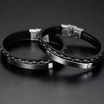 Presentamos nuestra pulsera moderna de cuero con detalles metálicos, disponible en negro clásico y platado elegante — perfecta para quienes buscan un accesorio que combine sofisticación con actitud.