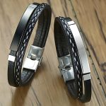 Presentamos nuestra pulsera moderna de cuero con detalles metálicos, disponible en negro clásico y platado elegante — perfecta para quienes buscan un accesorio que combine sofisticación con actitud.