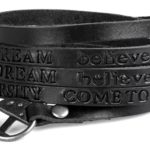 Nuestra pulsera larga de cuero envuelve tu muñeca con palabras que inspiran: Dream • Love • Believe • Peace • Imagine