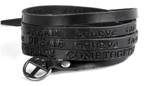 Nuestra pulsera larga de cuero envuelve tu muñeca con palabras que inspiran: Dream • Love • Believe • Peace • Imagine