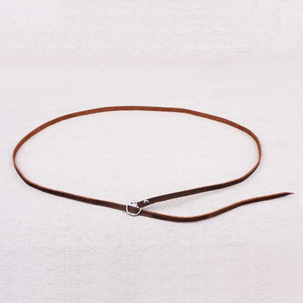 Nuestra pulsera larga de cuero envuelve tu muñeca con palabras que inspiran: Dream • Love • Believe • Peace • Imagine