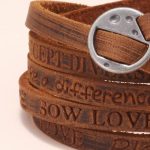 Nuestra pulsera larga de cuero envuelve tu muñeca con palabras que inspiran: Dream • Love • Believe • Peace • Imagine