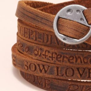 pulsera larga de cuero10 Nuestra pulsera larga de cuero envuelve tu muñeca con palabras que inspiran: Dream • Love • Believe • Peace • Imagine