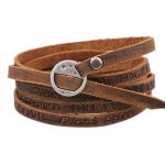 Nuestra pulsera larga de cuero envuelve tu muñeca con palabras que inspiran: Dream • Love • Believe • Peace • Imagine