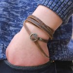 Nuestra pulsera larga de cuero envuelve tu muñeca con palabras que inspiran: Dream • Love • Believe • Peace • Imagine