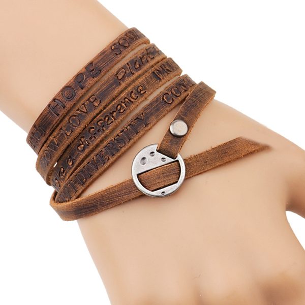 Nuestra pulsera larga de cuero envuelve tu muñeca con palabras que inspiran: Dream • Love • Believe • Peace • Imagine