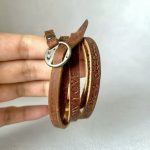 Nuestra pulsera larga de cuero envuelve tu muñeca con palabras que inspiran: Dream • Love • Believe • Peace • Imagine