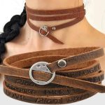 Nuestra pulsera larga de cuero envuelve tu muñeca con palabras que inspiran: Dream • Love • Believe • Peace • Imagine