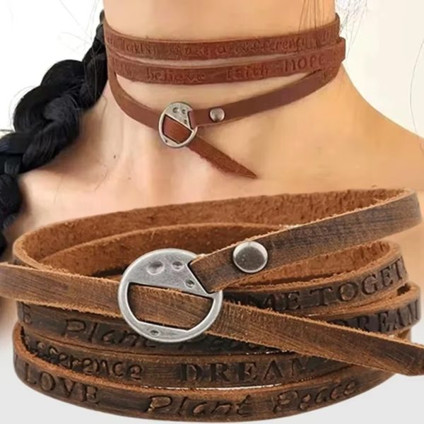 Nuestra pulsera larga de cuero envuelve tu muñeca con palabras que inspiran: Dream • Love • Believe • Peace • Imagine