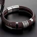 Nuestra pulsera de cuero marrón de 21 cm combina elegancia, masculinidad y carácter en una sola pieza. Diseñada con cuero trenzado premium y acero inoxidable de alta resistencia.