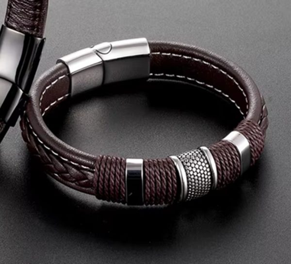 Nuestra pulsera de cuero marrón de 21 cm combina elegancia, masculinidad y carácter en una sola pieza. Diseñada con cuero trenzado premium y acero inoxidable de alta resistencia.