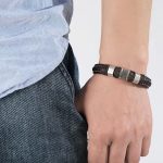 Nuestra pulsera de cuero marrón de 21 cm combina elegancia, masculinidad y carácter en una sola pieza. Diseñada con cuero trenzado premium y acero inoxidable de alta resistencia.