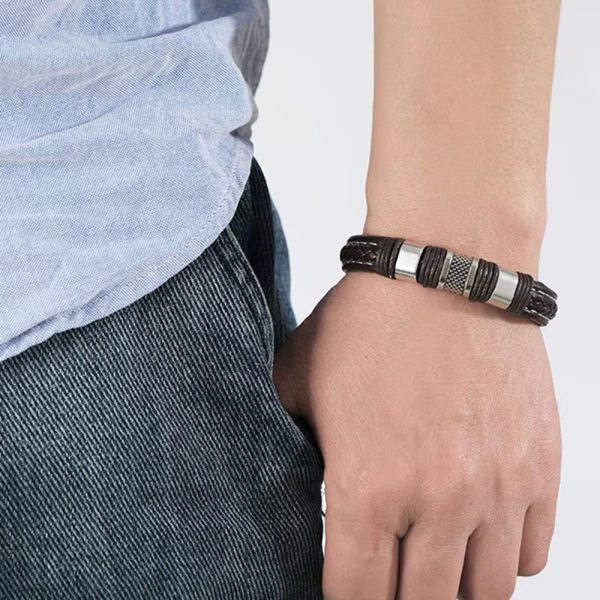 Nuestra pulsera de cuero marrón de 21 cm combina elegancia, masculinidad y carácter en una sola pieza. Diseñada con cuero trenzado premium y acero inoxidable de alta resistencia.