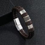Nuestra pulsera de cuero marrón de 21 cm combina elegancia, masculinidad y carácter en una sola pieza. Diseñada con cuero trenzado premium y acero inoxidable de alta resistencia.