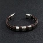 Nuestra pulsera de cuero marrón de 21 cm combina elegancia, masculinidad y carácter en una sola pieza. Diseñada con cuero trenzado premium y acero inoxidable de alta resistencia.
