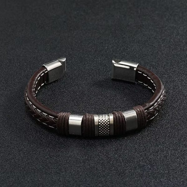 Nuestra pulsera de cuero marrón de 21 cm combina elegancia, masculinidad y carácter en una sola pieza. Diseñada con cuero trenzado premium y acero inoxidable de alta resistencia.