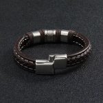Nuestra pulsera de cuero marrón de 21 cm combina elegancia, masculinidad y carácter en una sola pieza. Diseñada con cuero trenzado premium y acero inoxidable de alta resistencia.