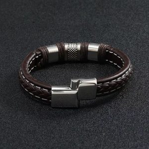 Nuestra pulsera de cuero marrón de 21 cm combina elegancia, masculinidad y carácter en una sola pieza. Diseñada con cuero trenzado premium y acero inoxidable de alta resistencia.