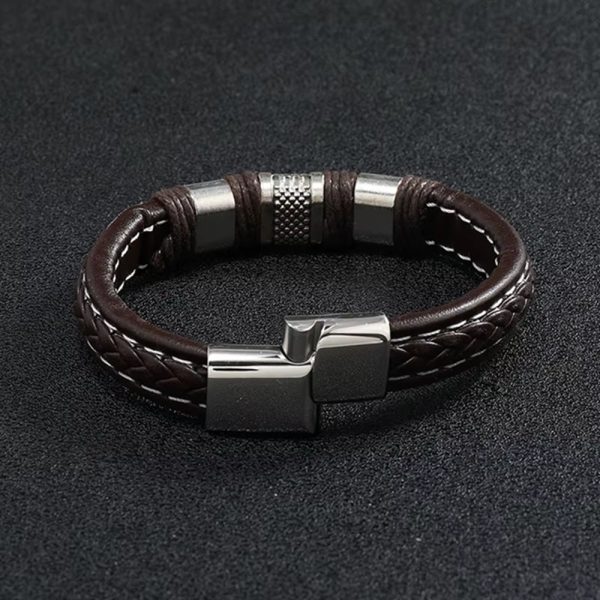 Nuestra pulsera de cuero marrón de 21 cm combina elegancia, masculinidad y carácter en una sola pieza. Diseñada con cuero trenzado premium y acero inoxidable de alta resistencia.