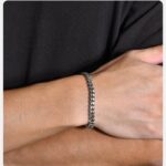 La Pulsera “Titanium Dominance” está diseñada para hombres que no buscan aprobación, sino respeto. Su estructura de cadena tipo cubana gruesa transmite una presencia imponente, sólida y segura, convirtiéndose en el accesorio perfecto para quienes quieren destacar sin decir una sola palabra.