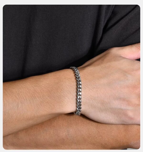 La Pulsera “Titanium Dominance” está diseñada para hombres que no buscan aprobación, sino respeto. Su estructura de cadena tipo cubana gruesa transmite una presencia imponente, sólida y segura, convirtiéndose en el accesorio perfecto para quienes quieren destacar sin decir una sola palabra.
