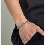 La Pulsera “Titanium Dominance” está diseñada para hombres que no buscan aprobación, sino respeto. Su estructura de cadena tipo cubana gruesa transmite una presencia imponente, sólida y segura, convirtiéndose en el accesorio perfecto para quienes quieren destacar sin decir una sola palabra.