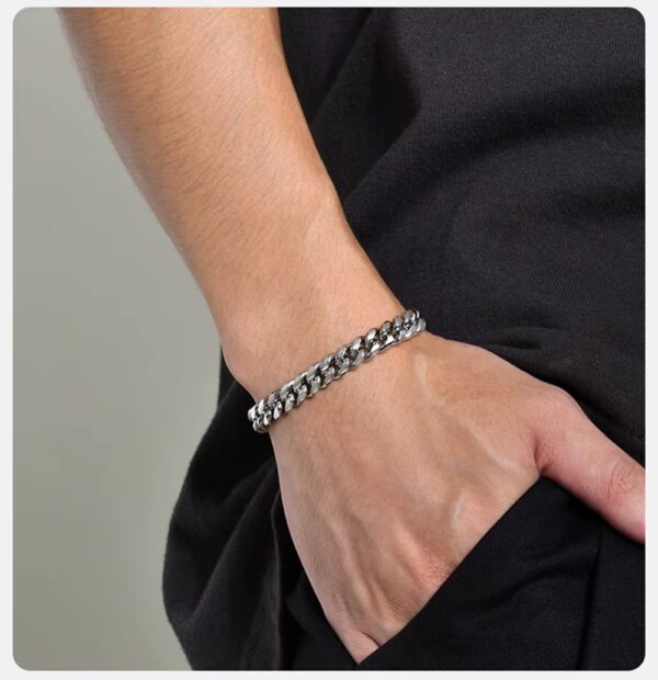 La Pulsera “Titanium Dominance” está diseñada para hombres que no buscan aprobación, sino respeto. Su estructura de cadena tipo cubana gruesa transmite una presencia imponente, sólida y segura, convirtiéndose en el accesorio perfecto para quienes quieren destacar sin decir una sola palabra.