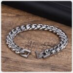 La Pulsera “Titanium Dominance” está diseñada para hombres que no buscan aprobación, sino respeto. Su estructura de cadena tipo cubana gruesa transmite una presencia imponente, sólida y segura, convirtiéndose en el accesorio perfecto para quienes quieren destacar sin decir una sola palabra.