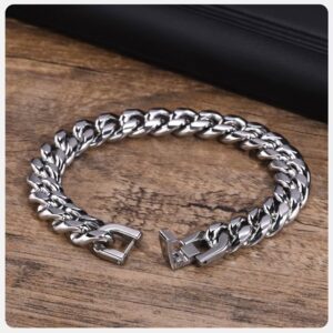La Pulsera “Titanium Dominance” está diseñada para hombres que no buscan aprobación, sino respeto. Su estructura de cadena tipo cubana gruesa transmite una presencia imponente, sólida y segura, convirtiéndose en el accesorio perfecto para quienes quieren destacar sin decir una sola palabra.