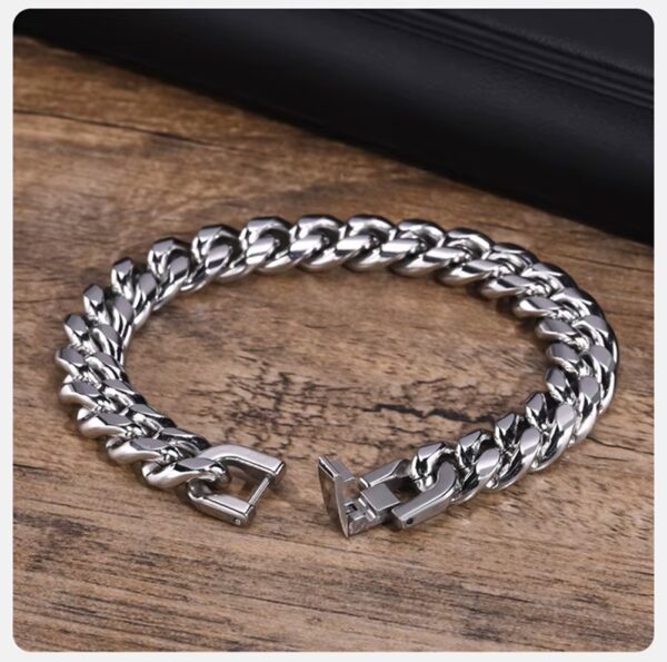 La Pulsera “Titanium Dominance” está diseñada para hombres que no buscan aprobación, sino respeto. Su estructura de cadena tipo cubana gruesa transmite una presencia imponente, sólida y segura, convirtiéndose en el accesorio perfecto para quienes quieren destacar sin decir una sola palabra.