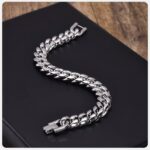 La Pulsera “Titanium Dominance” está diseñada para hombres que no buscan aprobación, sino respeto. Su estructura de cadena tipo cubana gruesa transmite una presencia imponente, sólida y segura, convirtiéndose en el accesorio perfecto para quienes quieren destacar sin decir una sola palabra.