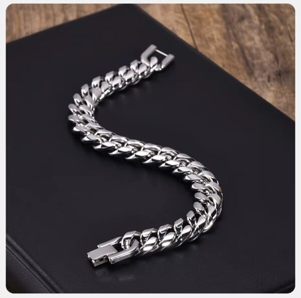 La Pulsera “Titanium Dominance” está diseñada para hombres que no buscan aprobación, sino respeto. Su estructura de cadena tipo cubana gruesa transmite una presencia imponente, sólida y segura, convirtiéndose en el accesorio perfecto para quienes quieren destacar sin decir una sola palabra.
