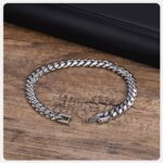 La Pulsera “Titanium Dominance” está diseñada para hombres que no buscan aprobación, sino respeto. Su estructura de cadena tipo cubana gruesa transmite una presencia imponente, sólida y segura, convirtiéndose en el accesorio perfecto para quienes quieren destacar sin decir una sola palabra.